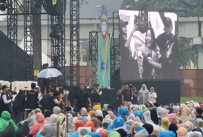 Bernadya turun panggung, terima hadiah dari penonton Sunset di Kebun, Minggu (29/6/2025).