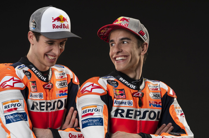 Abang panutan, Marc Marquez (kanan) kasih nasihat positik buat adiknya, Alex Marquez (kiri) setelah insiden crash dan gagal finis di MotoGP Teruel 2020 kemarin
