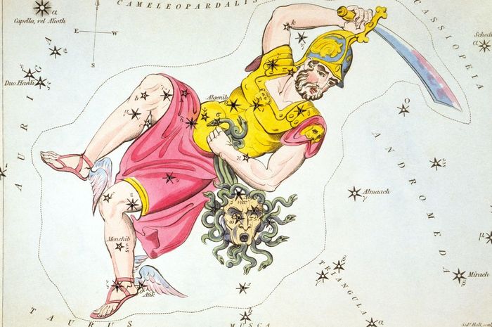 Perseus menggunakan topi pelindung kepala milik Hades. Berkat topi tersebut, ia mampu menebas kepala Medusa.