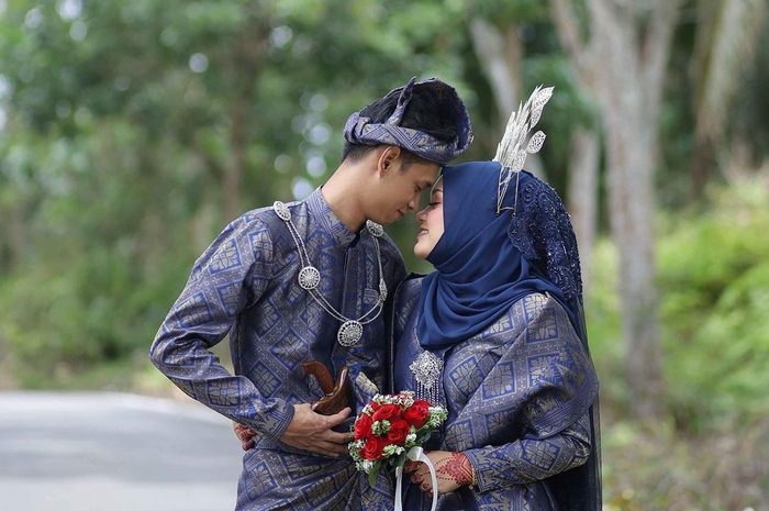 Pasangan pengantin Mohammad Helmi dan Nyna Hazlina yang kado iseng dari tamu undangan