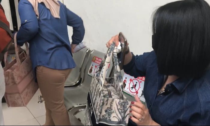 Syahrini dan Aisyahrani hadir di Pengadilan Negeri Jakarta Selatan, Rabu (04/11/2020)
