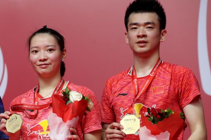 Ganda campuran China, Zheng Siwei (kanan) dan Huang Yaqiong (kiri), berpose bersama sesaat setelah berhasil memenangi Indonesia Masters 2019.