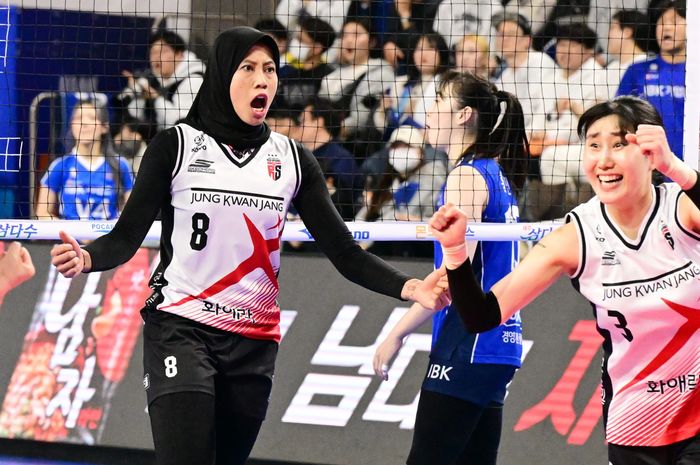 Opposite Indonesia, Megawati Hangestri Pertiwi, melakukan selebrasi bersama setter, Yeum Hye-seon saat Daejeon JungKwanJang Red Sparks menghadapi Hwaseong IBK Altos pada Liga Voli Korea, Kamis, 18 Januari 2024