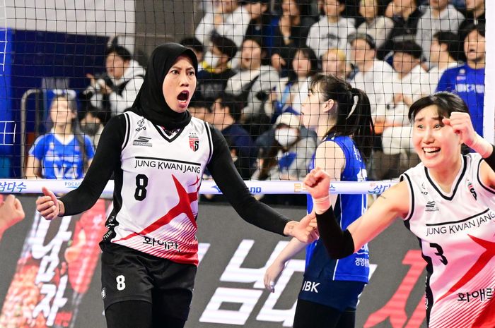 Opposite Indonesia, Megawati Hangestri Pertiwi, melakukan selebrasi bersama setter, Yeum Hye-seon saat Daejeon JungKwanJang Red Sparks menghadapi Hwaseong IBK Altos pada Liga Voli Korea, Kamis, 18 Januari 2024