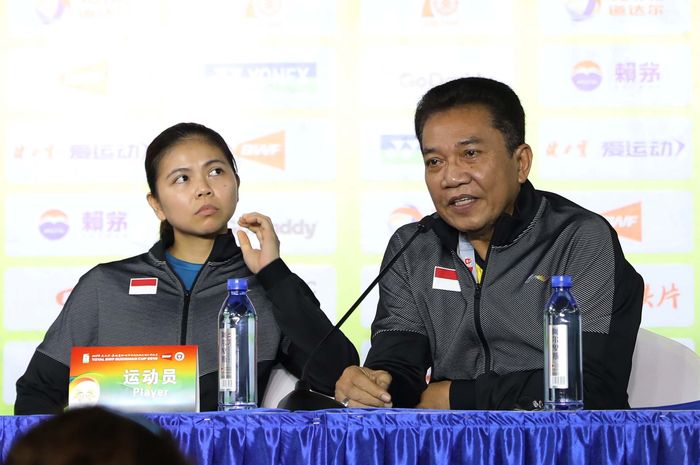 CdM skuat Indonesia untuk Piala Sudirman 2019, Achmad Budiharto (kanan), didampingi Greysia Polii (kiri) menjalani sesi konferensi pers Piala Sudirman 2019, Jumat (17/5/2019)