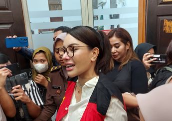 Haru! Nikita Mirzani Peluk Putrinya Usai Bersaksi di Sidang Kasus Asusila Vadel Badjideh