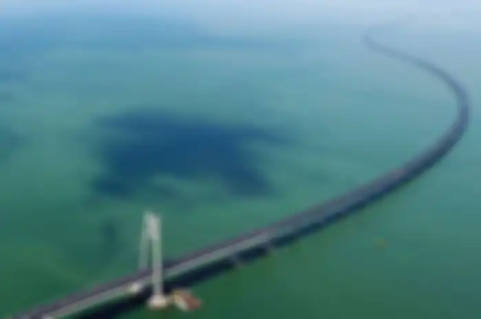 Salah satu seksi jembatan laut milik China yang menghubungkan Hongkong, Makau, dan Zhuhai 