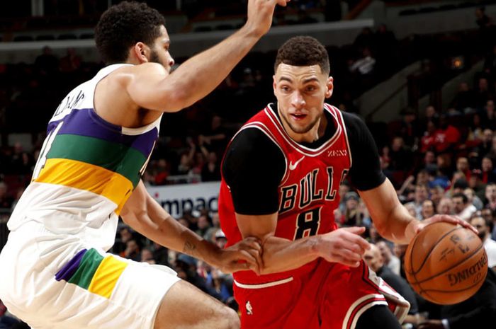 Pebasket Chicago Bulls, Zach LaVine, berusaha melewati penjagaan lawan.