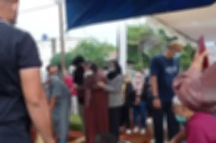 Prosesi pemakaman Hilman Hariwijaya di TPU Jombang, Tangerang Selatan, Rabu (9/3/2022).