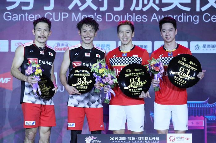 pasangan ganda putra Indonesia, Marcus Fernaldi Gideon/Kevin Sanjaya Sukamuljo (merah) usai menjadi juara pada Fuzhou China Open 2019, Minggu (10/11/2019)