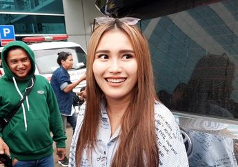 Anaknya Selalu Minta Dicarikan Ayah di Toko Online dan Minimarket, Ayu Ting Ting: Dia Bikin Kinderjoy Kali Bapaknya