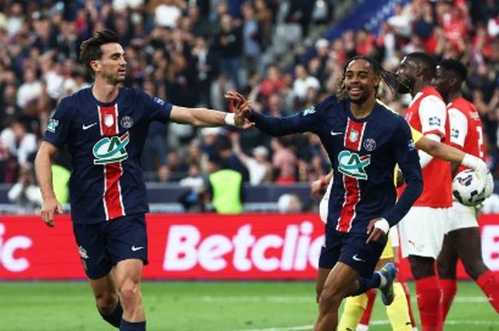 Fabian Ruiz (kiri) dan Bradley Barcola merayakan gol PSG saat melawan Reims di final Piala Prancis, Sabtu (24/5/2025) di Stade de France.