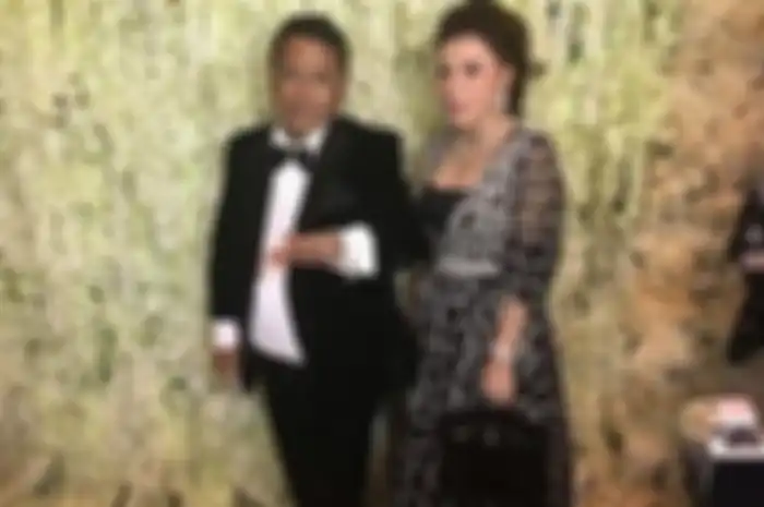 Hotman Paris datang ke acara gala dinner Syahrini dengan Nurbaeny dan anak perempuannya, Felicia