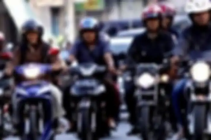 Ilustrasi naik motor saat bulan Puasa.