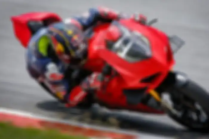 Johann Zarco nyusul tes privat MotoGP di sirkuit Misano. Johann Zarco nekat gak naik motor MotoGP, malah naik motor superbike Ducati Panigale V4