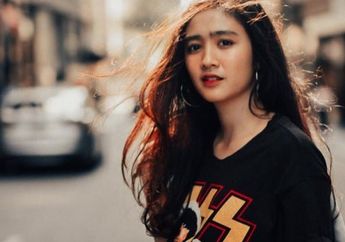 Enggak Boring! Ini 7 Kemeja Febby Rastanty yang Fresh & Modis!