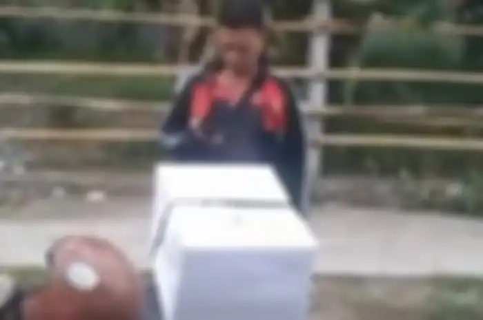 Kurir kirim barang dicaci-maki konsumen gara-gara kardus robek.