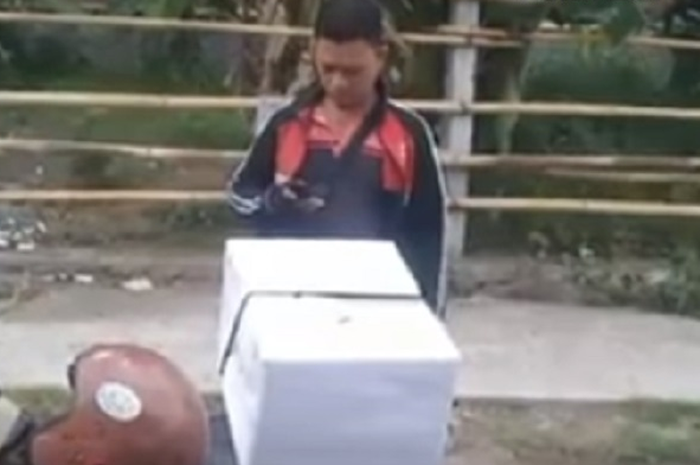 Kurir kirim barang dicaci-maki konsumen gara-gara kardus robek.