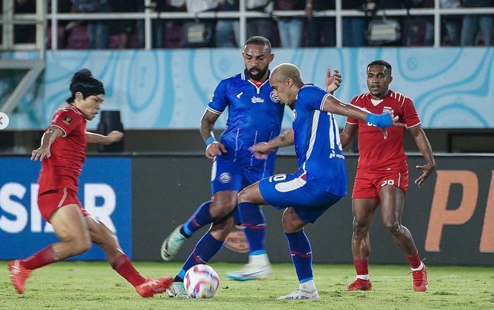 Suasana pertandingan antara Borneo FC Vs Arema FC dalam laga final Piala Presiden 2024 yang berlangsung di Stadion Manahan, Solo, Minggu (4/8/2024).