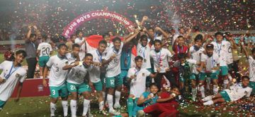 Timnas U-16 Indonesia, merayakan keberhasilan menjuarai Piala AFF U-16 2022 setelah mengalahkan Vietnam pada laga final, Jumat (12/8/2022) di Stadion Maguwoharjo, Sleman.