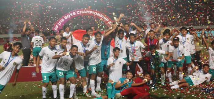 Timnas U-16 Indonesia, merayakan keberhasilan menjuarai Piala AFF U-16 2022 setelah mengalahkan Vietnam pada laga final, Jumat (12/8/2022) di Stadion Maguwoharjo, Sleman.