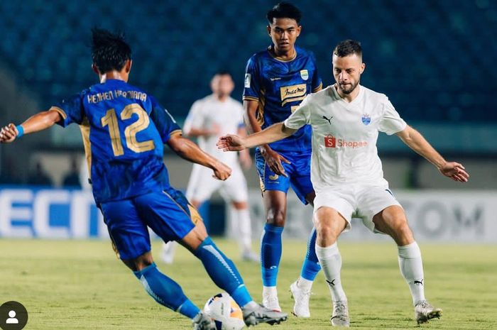 Suasana pertandingan antara Persib vs Lion City Sailors pada matchday ketiga Grup F AFC Champion League Two (ACL 2) 2024-2025 di Stadion Si Jalak Harupat, Bandung, Kamis (24/10/2024).