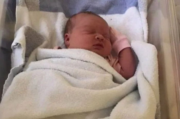 Bayangkan, berapa berat bayi tersebut. Kalau di Indonesia, mungkin berat badan bayi sekitar umur 2 atau 3 bulan dengan berat lahir normal.