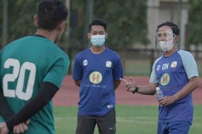 Pelatih Barito Putera, Djajang Nurdjaman saat memimpin anak asuhnya berlatih