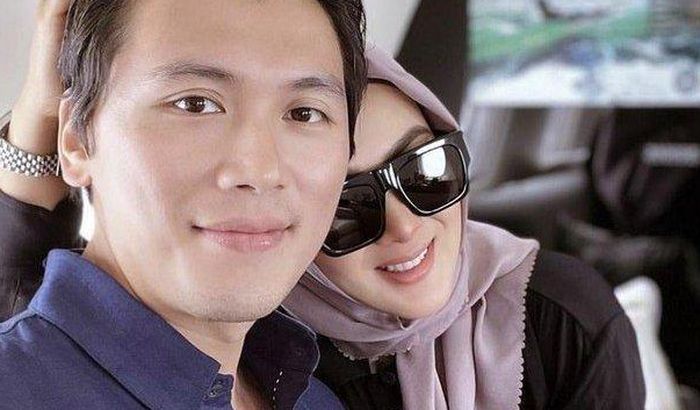 Reino Barack memuju tubuh mungil dan berisi milik Syahrini. 