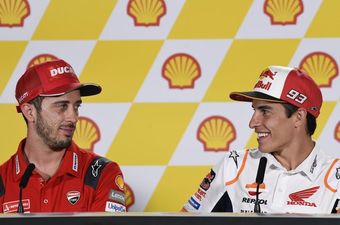 Andrea Dovizioso (kiri) dan Marc Marquez (kanan) saat menjalani sesi konferensi pers jelang MotoGP Malaysia, Kamis (31/10/2019).