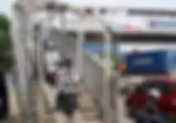 Bisa Celaka,  Seorang Kakek Nekat Halangi Pemotor yang Melintas di JPO Jakarta Utara, Ini Alasannya