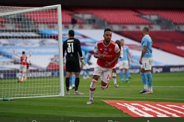 Pierre-Emerick Aubameyang mencetak gol dalam laga semifinal Piala FA antara Arsenal dan Manchester City di Stadion Wembley, 18 Juli 2020.