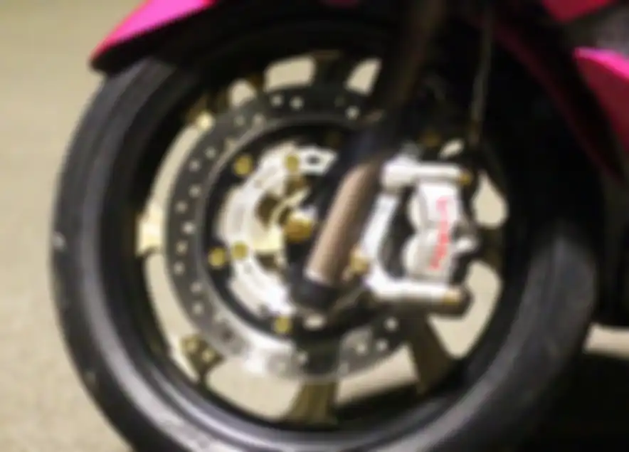 Modifikasi Honda PCX 150, pengereman makin pakem dengan kaliper Brembo M50 dan cakram Tiger Revo