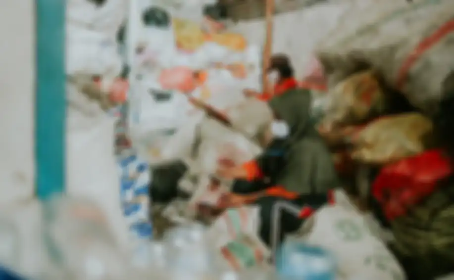 Pengelola sampah lokal
