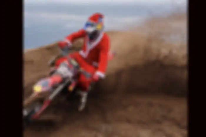 Jorge Martin rayakan Natal 2022 dengan main garuk tanah dengan kostum sinterklas