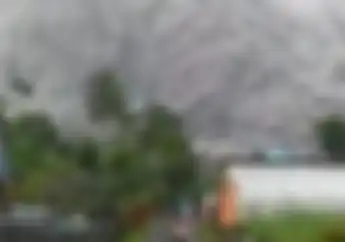 Demi Selamatkan Anak, Ibu Bermotor Ini Rela Wajah Dihujani Debu Erupsi Gunung Semeru