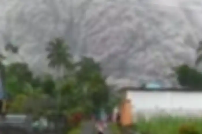 Gunung semeru mengalami erupsi