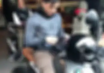 Ariel Noah Mah Bebas, Parkir Naik Moge Sambil Pakai Helm Aja Bikin Cewek-cewek Histeris