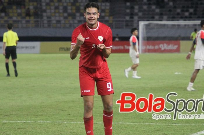 Jens Ravens usai mencetak gol ke gawang Filipina di Stadion Gelora Bung Tomo, Rabu (17/7/2024).