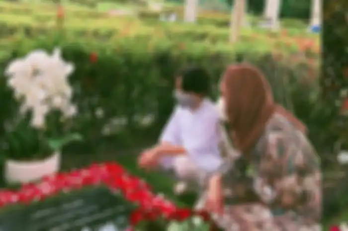 BCL dan putra semata wayangnya Noah berziarah ke makam Ashraf