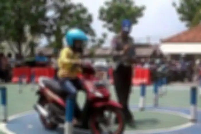 Ilustrasi pemotor mengikuti ujian SIM C dikawal oleh petugas Satpas.