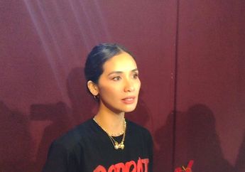 Marsha Timothy Tampil Menawan Sambil Melenggang di Runway Fashion Show Desainer Indonesia!