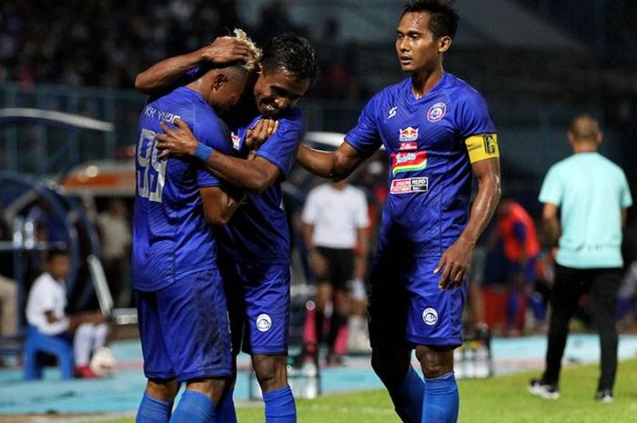 Kapten Arema FC Hendro Siswanto (kanan) saat mengikuti Piala Gubernur Jatim 2020 di Stadion Kanjuruhan Malang, Jawa Timur, Selasa (11/02/2020).