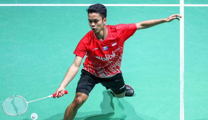 Pebulu tangkis tunggal putra Indonesia, Anthony Sinisuka Ginting, saat menjalani laga kontra Lee Zii Jia (Malaysia) pada babak kesatu French Open 2019 di Stade Pierre de Coubertin, Paris, Prancis, Selasa (22/10/2019).