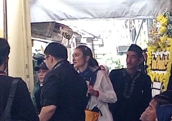 Ibunda Maxime Bouttier Dikabarkan Meninggal Dunia, Luna Maya Tampak Berjaga di Rumah Duka