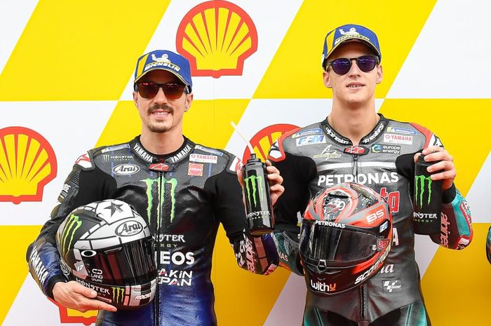 Dari kiri ke kanan, Maverick Vinales (Monster Energy Yamaha), dan Fabio Quartararo (Petronas Yamaha SRT) berpose setelah kualifikasi MotoGP Malaysia di Sirkuit Sepang, Sabtu (3/11/2019).  