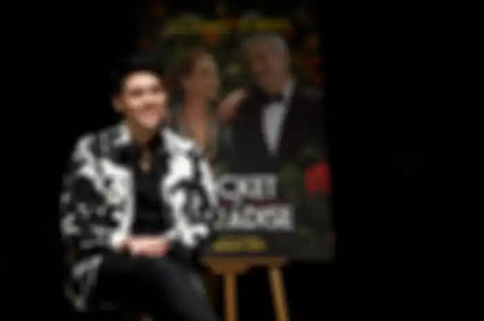 Aktor Maxime Bouttier memulai debut film Hollywoodnya lewat Ticket to Paradise (2022).