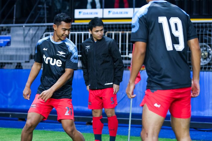 Pratama Arhan saat melakukan pemanasan sebelum laga True Bangkok United Vs Buriram United dalam lanjutan Thai League, Minggu (12/1/2025).