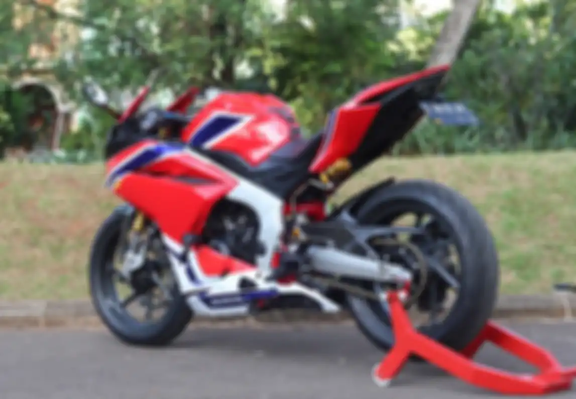 Modifikasi Honda CBR250RR, livery HRC pakai cutting sticker garapan Graphic Factory di Kebon Jeruk