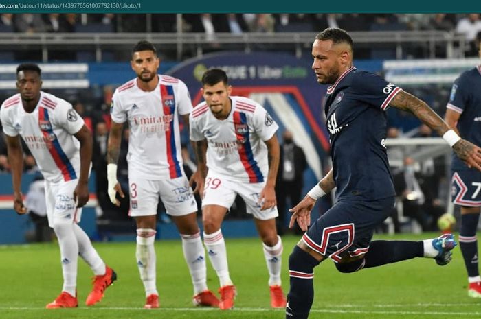 Presiden Olympique Lyon, Jean-Michel Aulas, dibuat uring-uringan gara-gara penalti yang diberikan untuk penyerang Paris Saint-Germain, Neymar.